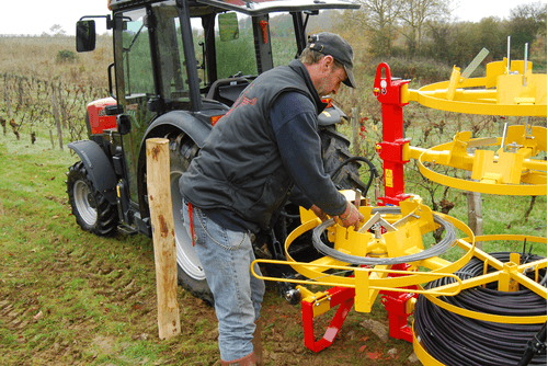 Matériel de ferme/outillage - Divers ferme, outillage - Dérouleuse de grillage - barbelé - fils lisse